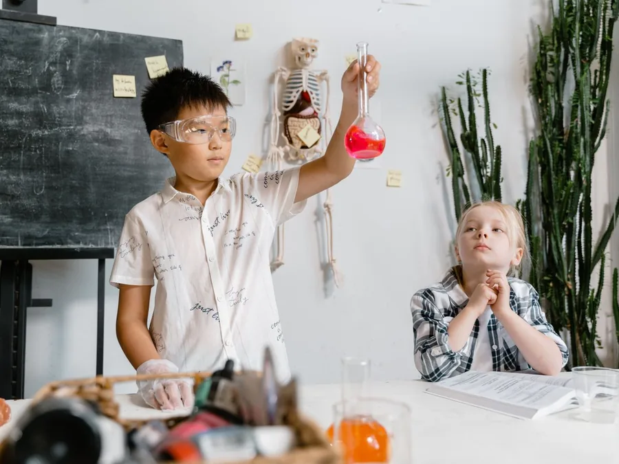 孩子展示自己完成的科学实验